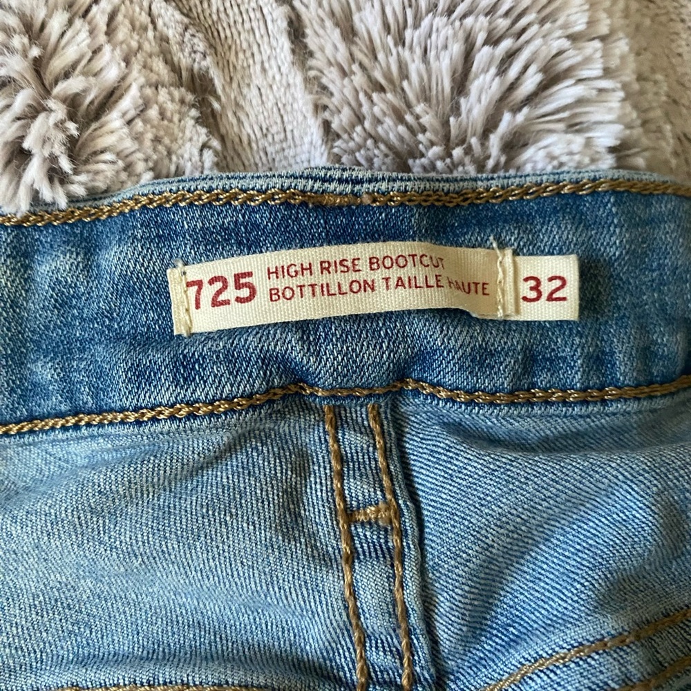 Levi 725 High Rise Bootcut - Picture 5 of 7